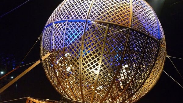 Motociclistas dentro de un globo, atracción del circo (imagen referencial) - Sputnik Mundo