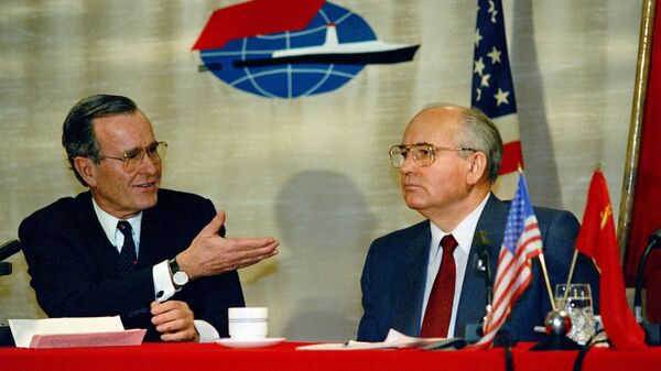 El presidente de EEUU, George Bush, y el líder soviético, Mijaíl Gorbachov, en la Cumbre de Malta - Sputnik Mundo