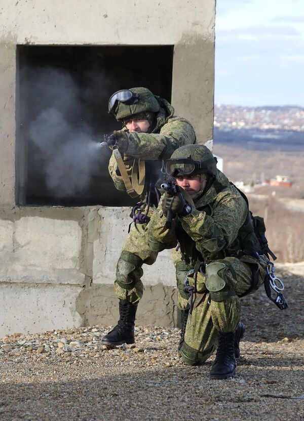Los efectivos del 108 regimiento de tropas aerotransportadas se entrenan en el polígono Raevski a las afueras de Novorossiisk. - Sputnik Mundo