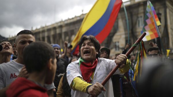Los participantes de una protesta antigubernamental en Colombia - Sputnik Mundo