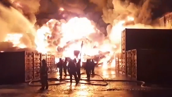 Un incendio de ciencia ficción puso al límite a los bomberos en San Petersburgo - Sputnik Mundo