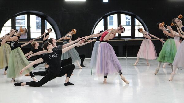 Los artistas de la compañía Yacobson Ballet ensayan el ballet 'La dama de picas' - Sputnik Mundo