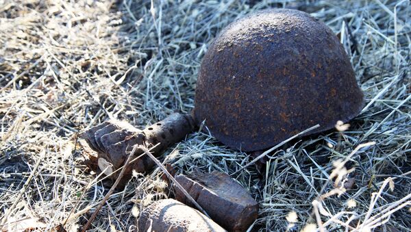 Un casco y granadas hallados por equipos de búsqueda - Sputnik Mundo