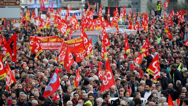Franceses marchan contra la reforma de pensiones en Marsella - Sputnik Mundo