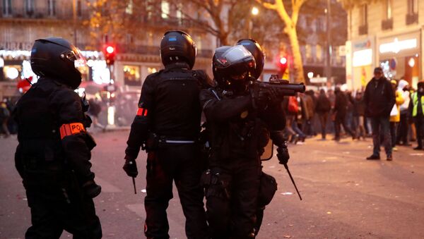 La policía durante las protestas en París - Sputnik Mundo