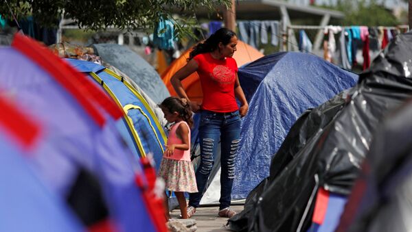 Migrantes centroamericanos en un campamento en Matamoros, México (archivo) - Sputnik Mundo