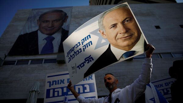 Partidarios de Benjamín Netanyahu frente a la sede del Likud en Tel Aviv - Sputnik Mundo