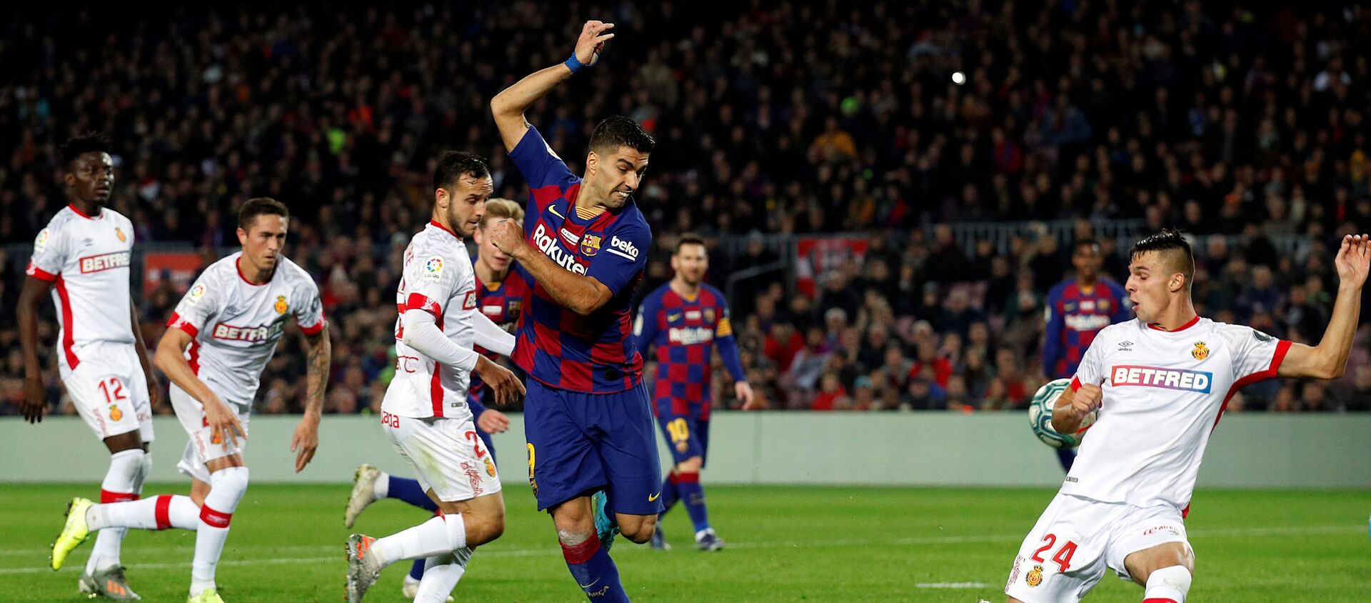 El delantero del FC Barcelona Luis Suárez marca un gol de tacón - Sputnik Mundo, 1920, 08.12.2019