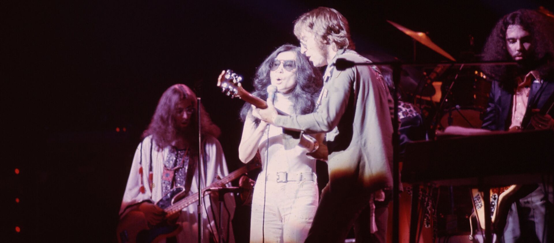 John Lennon junto a su esposa, Yoko Ono - Sputnik Mundo, 1920, 08.10.2020