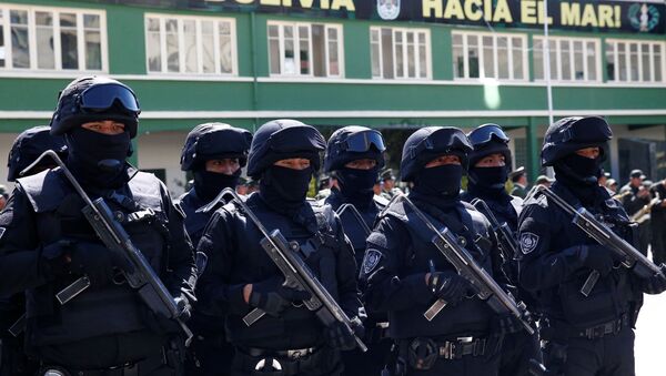 Policías de un cuerpo antiterroristas forman durante un acto en Bolivia - Sputnik Mundo
