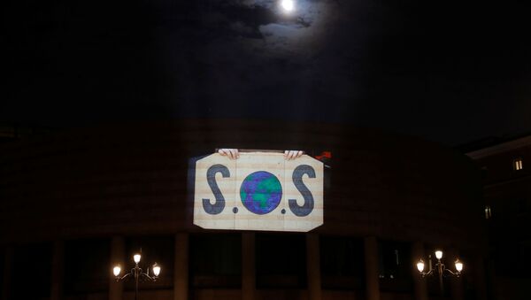 Un vídeo de activistas en el Palacio del Senado en Madrid en el marco de la COP25 - Sputnik Mundo