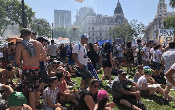 Plaza de Mayo estaba colmada de personas bajo un calor sofocante - Sputnik Mundo