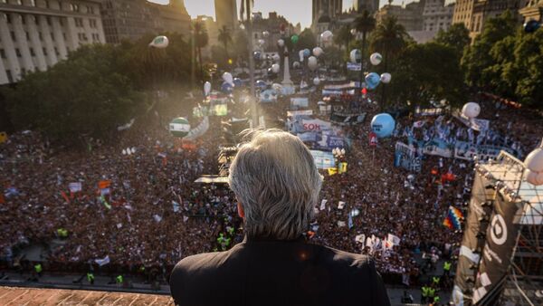 El Presidente argentino, Alberto Fernández, frente a la multitud reunida en Plaza de Mayo - Sputnik Mundo