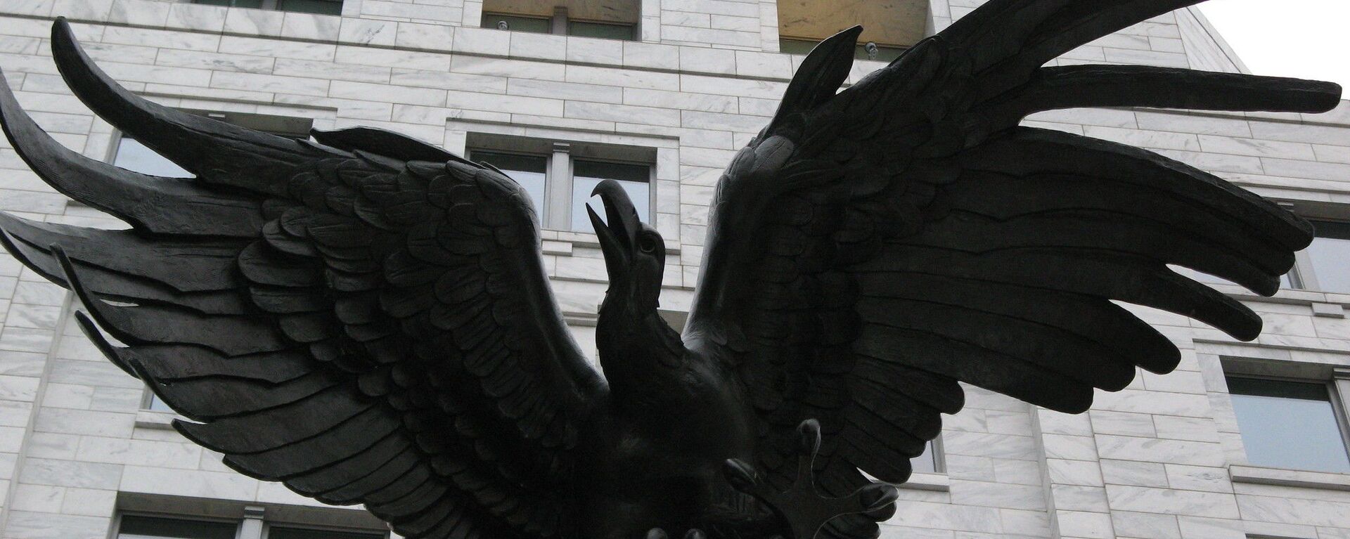 La estatua de águila cerca de la Reserva Federal de EEUU - Sputnik Mundo, 1920, 29.11.2021