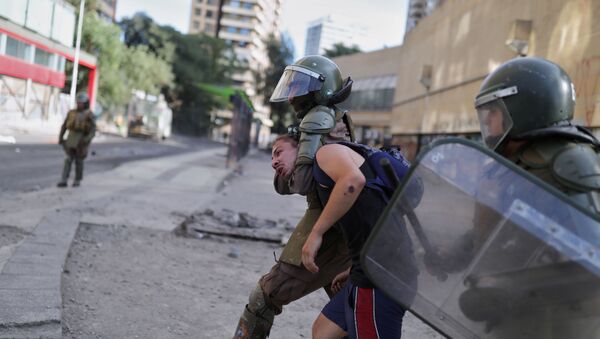 La Policía chilena durante las protestas en el país - Sputnik Mundo