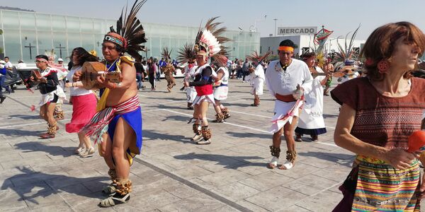 Peregrinos y danzantes: México celebra el día de la Virgen de Guadalupe - Sputnik Mundo