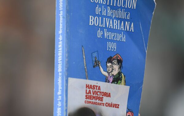 Un ejemplar de la Constitución de Venezuela - Sputnik Mundo