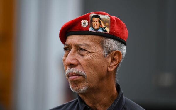 Un seguidor de Hugo Chávez durante la celebración del 20 aniversario de la creación de la Constitución venezolana - Sputnik Mundo