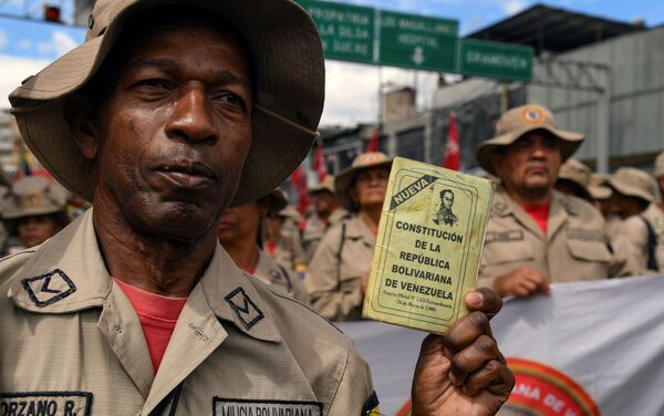 Un miembro de la Milicia Bolivariana durante la celebración del 20 aniversario de la creación de la Constitución venezolana - Sputnik Mundo