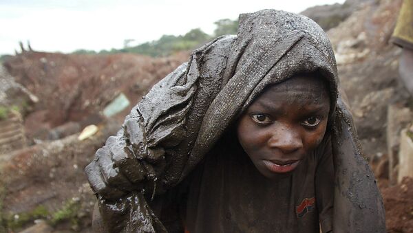 Un joven trabaja en una mina de cobalto situada en la ciudad de Likasi (República Democrática de Congo) - Sputnik Mundo