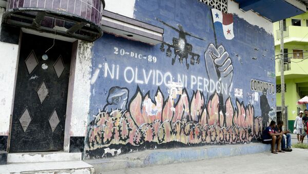 Dos hombres frente a un mural que representa la invasión estadounidense de Panamá en el barrio de Chorrillo en la ciudad de Panamá - Sputnik Mundo