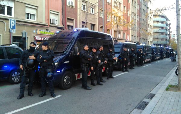 La policía durante las protestas en Barcelona - Sputnik Mundo