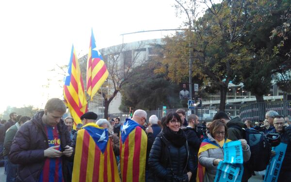 Las protestas independentistas fuera del estadio del Barça-Madrid - Sputnik Mundo