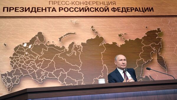 El presidente ruso Vladímir Putin responde las preguntas durante la gran rueda de prensa 2019 - Sputnik Mundo
