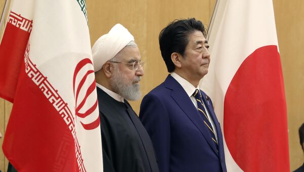 El presidente de Irán, Hasán Rohaní, y el primer ministro japonés, Shinzo Abe - Sputnik Mundo