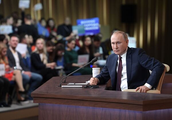 Президент РФ Владимир Путин на большой ежегодной пресс-конференции в Центре международной торговли на Красной Пресне - Sputnik Mundo