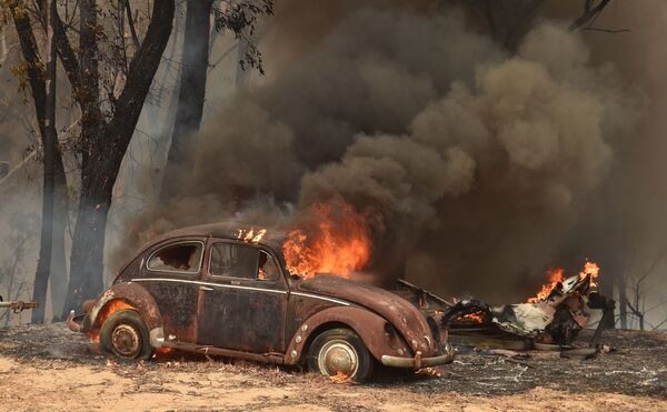 Машина, сгоревшая из-за лесных пожаров в Австралии - Sputnik Mundo