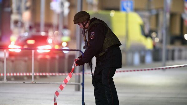 Un policía en el lugar del tiroteo en el centro de Moscú - Sputnik Mundo