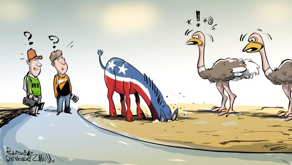 ¿Políticos o avestruces? El Partido Demócrata se esconde de Sputnik y RT - Sputnik Mundo