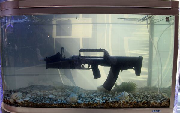Fusil de asalto subacuático ADS - Sputnik Mundo