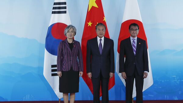 Los ministros de Asuntos Exteriores de Corea del Sur, China y Japón:  Kang Kyung-wha, Wang Yi y Taro Kono de la izquierda a la derecha (el 21 de agosto del 2019) - Sputnik Mundo