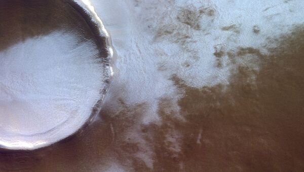 Un cráter con hielo en Marte - Sputnik Mundo