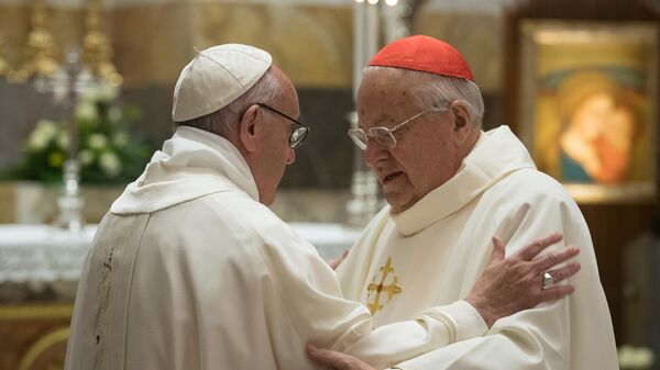 El papa Francisco (izda.) y el cardenal Angelo Sodano, defensor de la orden Legionarios de Cristo (archivo) - Sputnik Mundo