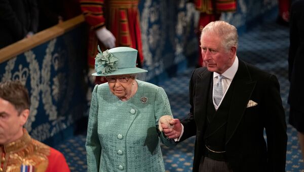 La reina Isabel II y su hijo, Carlos de Gales - Sputnik Mundo