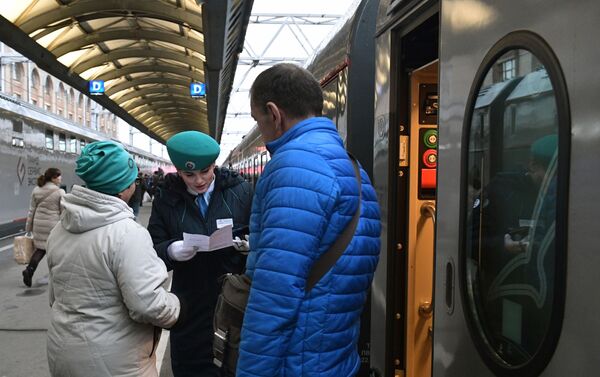 Pasajeros suben al tren San Petersburgo-Sebastopol que pasará por el puente de Crimea - Sputnik Mundo