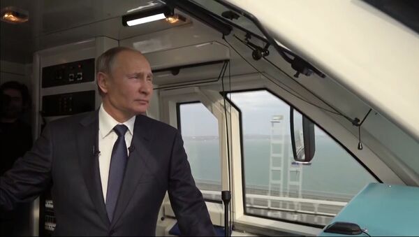 El presidente de Rusia, Vladímir Putin, participa en la ceremonia inaugural del tramo ferroviario del puente de Crimea - Sputnik Mundo