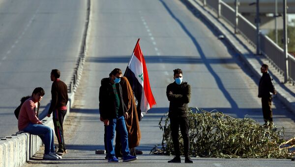 Manifestantes bloquean una carretera en Irak - Sputnik Mundo