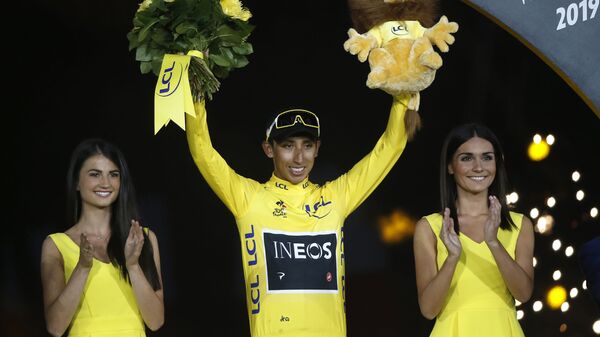 El ciclista colombiano Egan Bernal, primer latinaomericano en ganar el Tour de France en 2019 - Sputnik Mundo