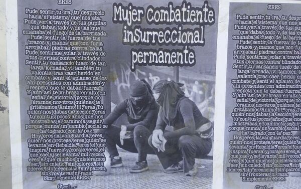 Mujer combatiente insurreccional permanente - afiche en las calles de Chile - Sputnik Mundo