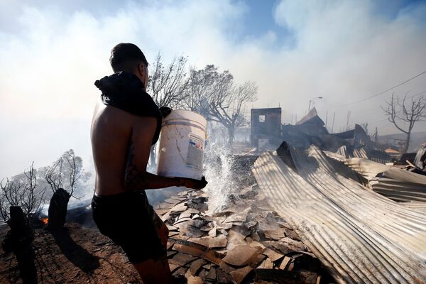 Navidad en llamas: terribles incendios obligan a los residentes de Valparaíso a dejar sus casas - Sputnik Mundo