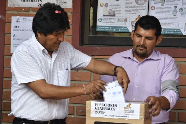 Evo Morales, presidente de Bolivia, acude a las urnas durante las elecciones generales, el 20 de octubre de 2019 - Sputnik Mundo