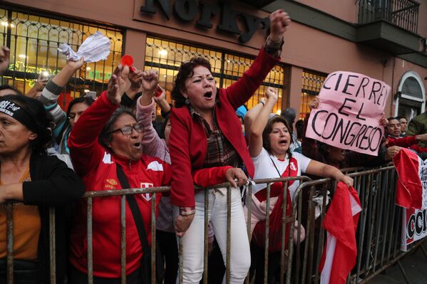 Manifestantes a favor de la decisión del presidente de Perú, Martín Vizcarra, de disolver el Congreso de la República, el 30 de septiembre de 2019 - Sputnik Mundo