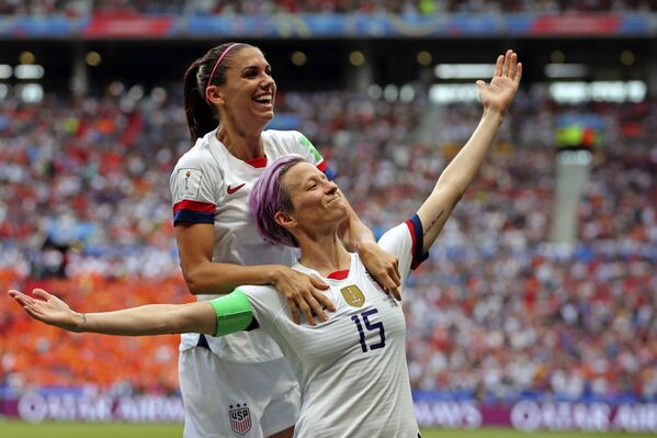 Megan Rapinoe, futbolista estadounidense, celebra su gol en la final de la Copa Mundial Femenina de Fútbol en Francia, el 7 de julio de 2019 - Sputnik Mundo