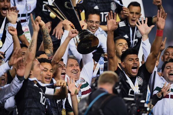 La selección de México celebra su victoria en la Copa Oro 2019 en Chicago (EEUU), el 7 de julio de 2019 - Sputnik Mundo