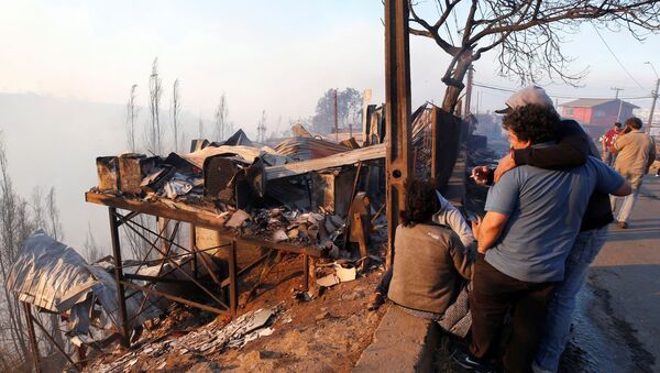 Consecuencias de incendios forestales en Valparaíso, Chile - Sputnik Mundo