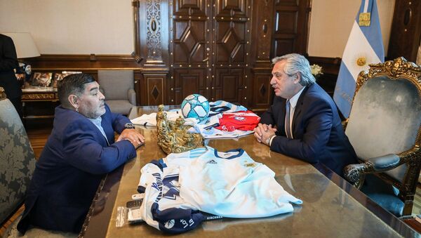 Diego Armando Maradona reunido con el presidente argentino Alberto Fernández - Sputnik Mundo
